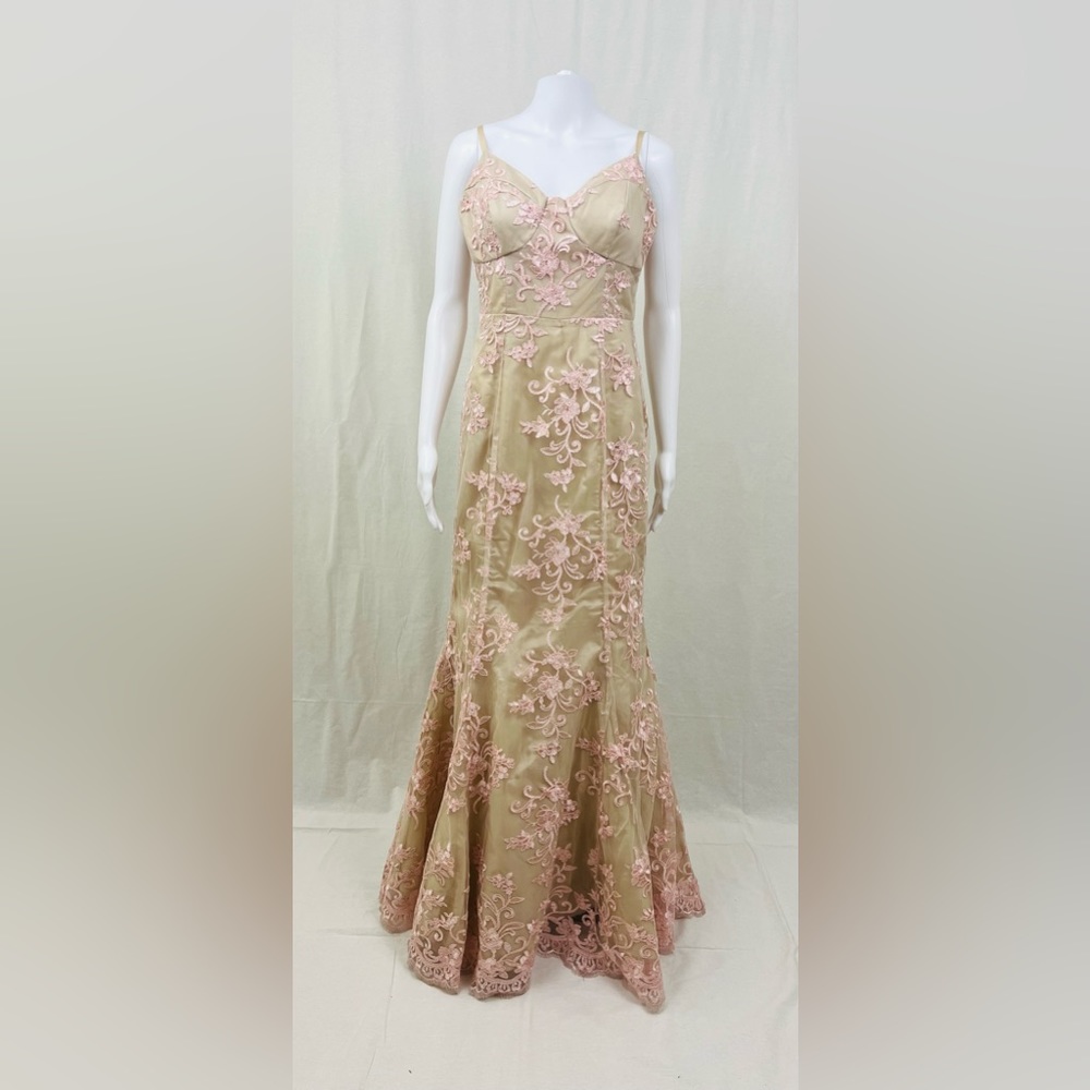 Windsor  Nude pink lace Mermaid Style Prom Formal Dress  Sz. 7 (M) Padded Bust